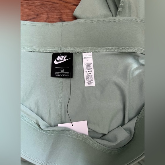 *NWT* Nike Air Sportswear Women’s Steam Green/White HR Leggings Size 2XL - Picture 4 of 8